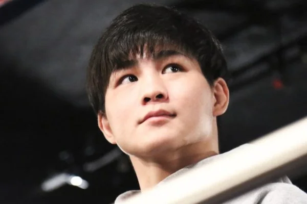阪神虎苦战击败对手勇夺日本第一 甲子园燃放金色烟花震撼夜空